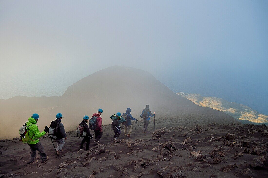 Italien, Sizilien, Äolische Inseln, von der UNESCO zum Weltnaturerbe erklärt, Insel Stromboli, Wanderer an den Hängen des Vulkans