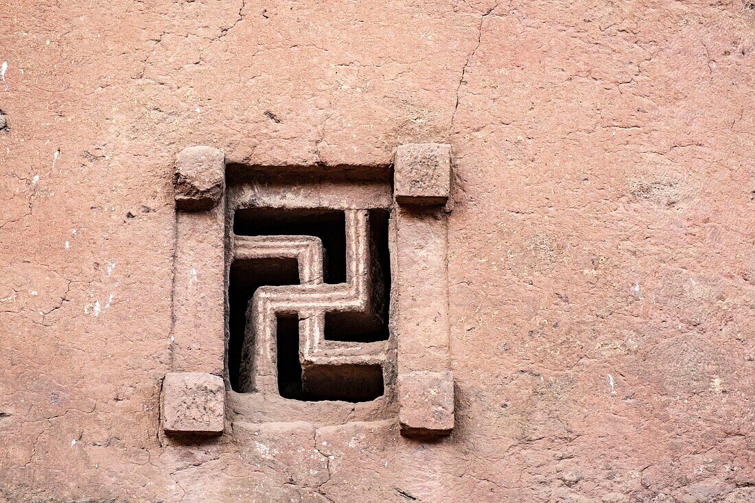 Äthiopien, Amhara-Region, Lalibela, monolithische Kirche Bet Maryam, von der UNESCO zum Weltkulturerbe erklärt, Fenster in Form einer Swatiska