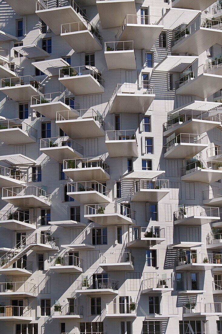 Frankreich, Hérault, Montpellier, Stadtviertel Richter, Der Weiße Baum am Ufer des Lez des japanischen Architekten Sou Fujimoto. Das 17 Stockwerke bzw. 56 Meter hohe Gebäude verfügt über 120 Wohnungen, eine Panoramabar, ein Restaurant und eine Kunstgalerie