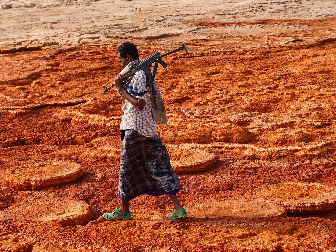 Äthiopien, Danakil-Senke, Afar-Region, vulkanisches Gebiet mit sauren heißen Quellen. Bewaffneter Wachmann