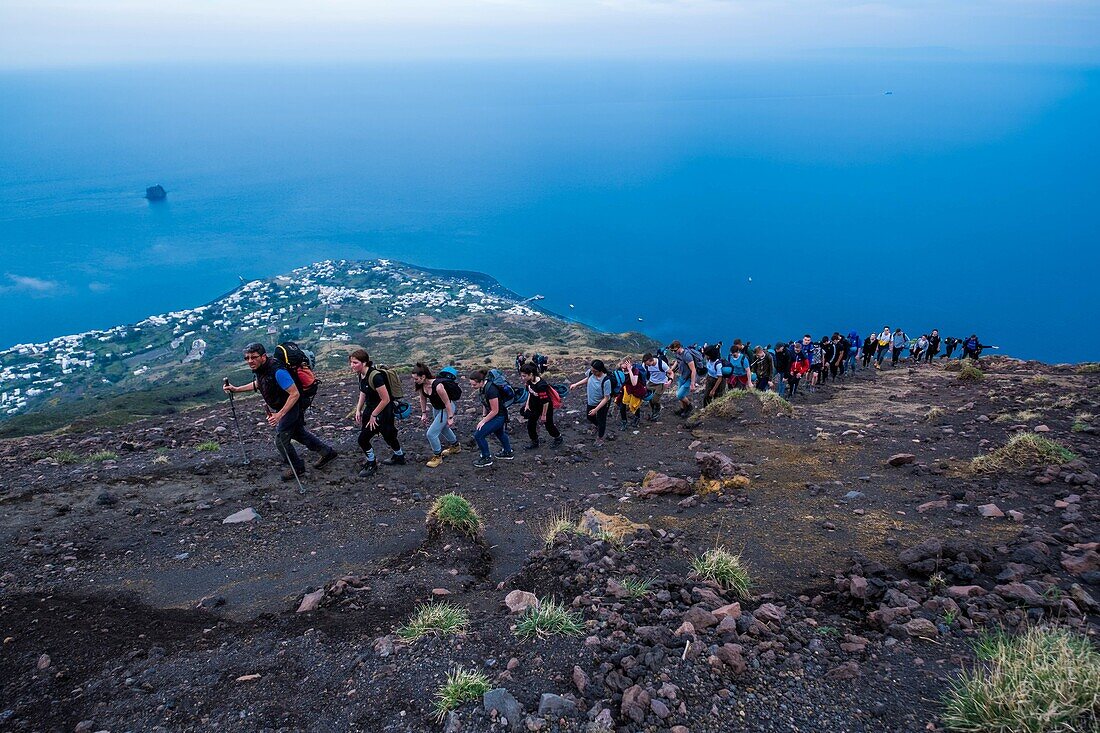 Italien, Sizilien, Äolische Inseln, Tyrrhenisches Meer, Vulkan Stromboli, San Vincenzo, Besteigung des Gipfels 924 m, Blick auf den zentralen Krater