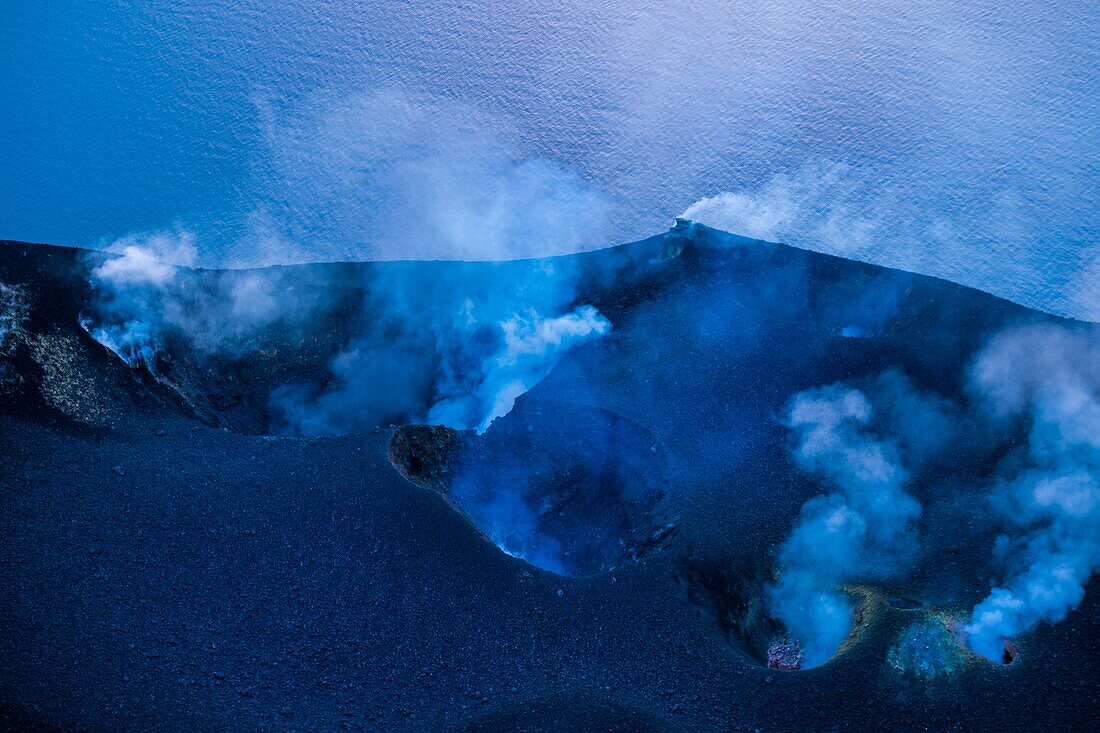 Italien, Sizilien, Äolische Inseln, Tyrrhenisches Meer, Vulkan Stromboli, San Vincenzo, Fumarolen vor oder nach einer Eruption von Lava und vulkanischem Gestein