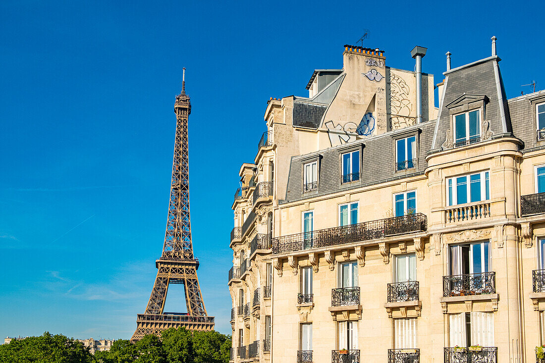 Frankreich, Paris, Haussmanien-Gebäude und Eiffelturm, 15. Arrondissement