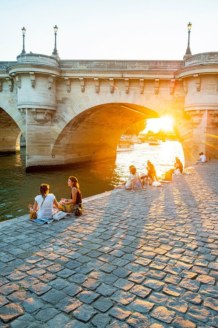 Frankreich, Paris, von der UNESCO zum Weltkulturerbe erklärtes Gebiet, Ile de la Cite, am quai des Orfevres, die Pont Neuf