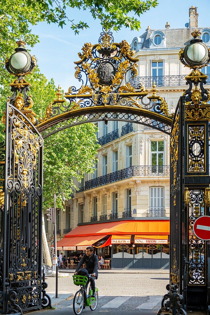 France, Paris, a Haussmanian building through the gates of Parc Monceau