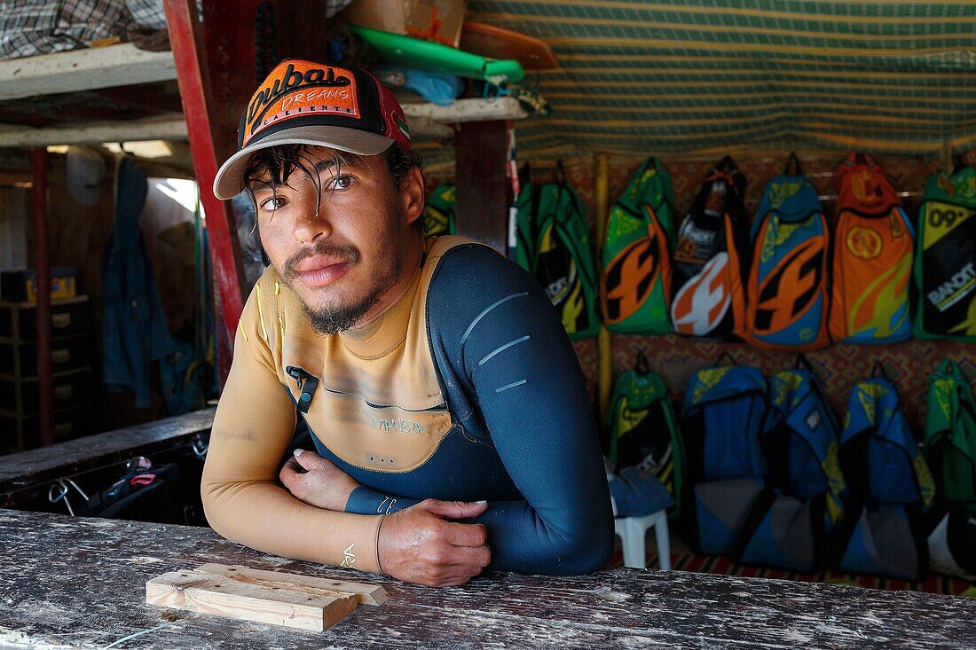 Marokko, Oued Ed-Dahab, Dakhla, Porträt eines Kite-Surflehrers