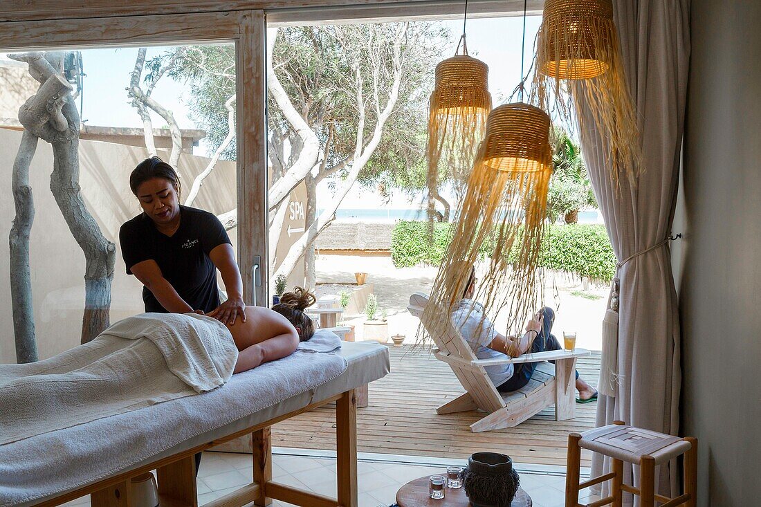 Marocco, Oued Ed-Dahab, Dakhla, Ocean Vagabond Resort, masseuse and her client in a massage parlor by the sea