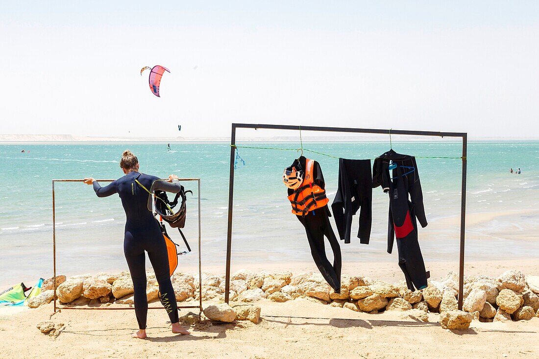 Marokko, Oued Ed-Dahab, Dakhla, PK25 Resort, junge Frau am Strand nach einer Kite-Surfing Session