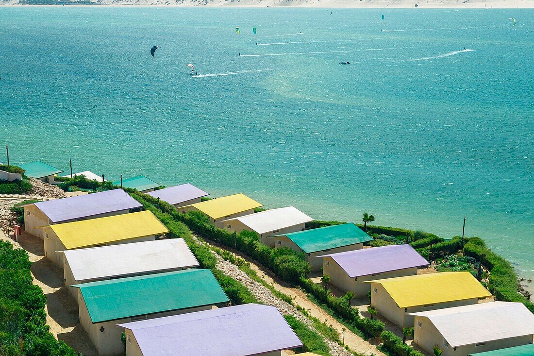 Marokko, Oued Ed-Dahab, Dakhla, PK25 Resort, Blick auf einen Kite-Surf-Spot vor einer luxuriösen Öko-Lodge in der Wüste