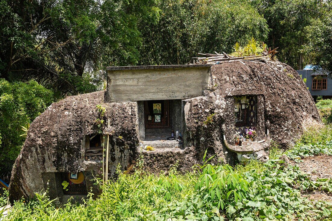 Indonesia, Sulawesi island, Toraja country, Tana Toraja, Rantepao area, Deri, tombs dug in the rock