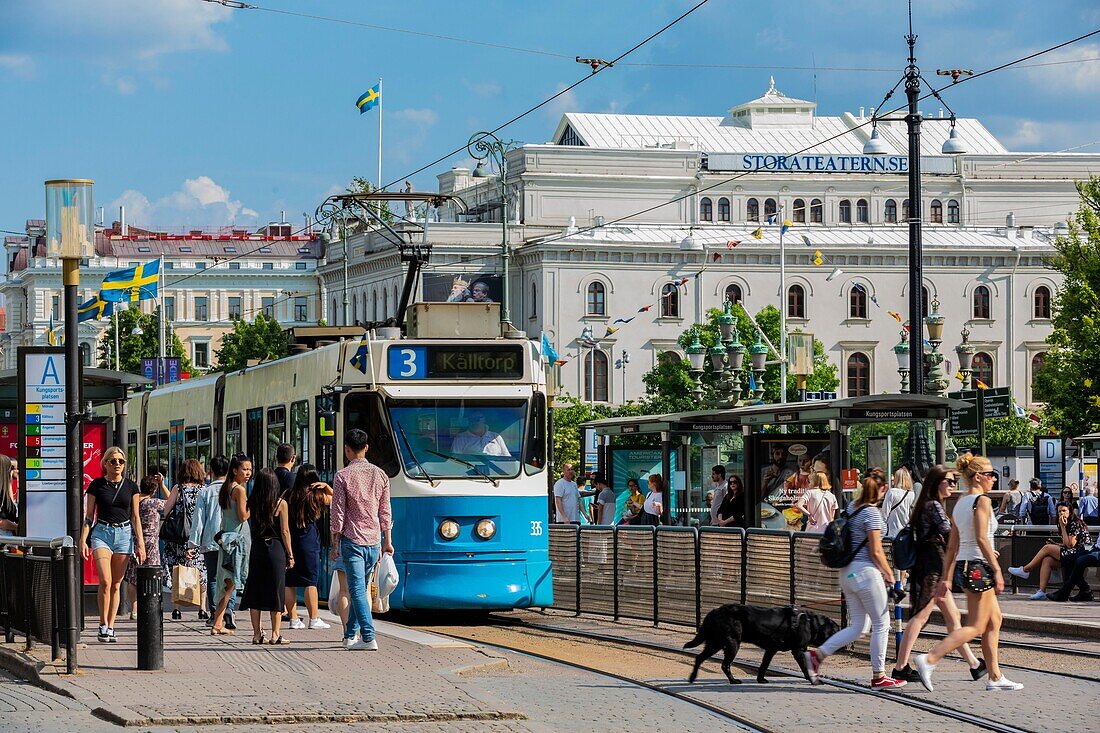 Schweden, Vastra Gotaland, Göteborg (Göteborg), Straßenbahnen auf der Hauptstraße Kungsportsavenyen mit Blick auf den Stora Teatern