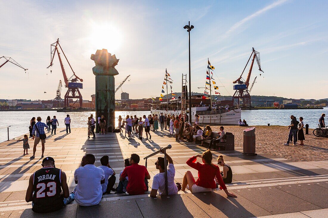 Sweden, Vastra Gotaland, Goteborg (Gothenburg), Stenpiren, Beach, monument for immigration called the Delaware Monument or Delawaremonumentet, edging the river Göta., Transport Hub of Gothenburg