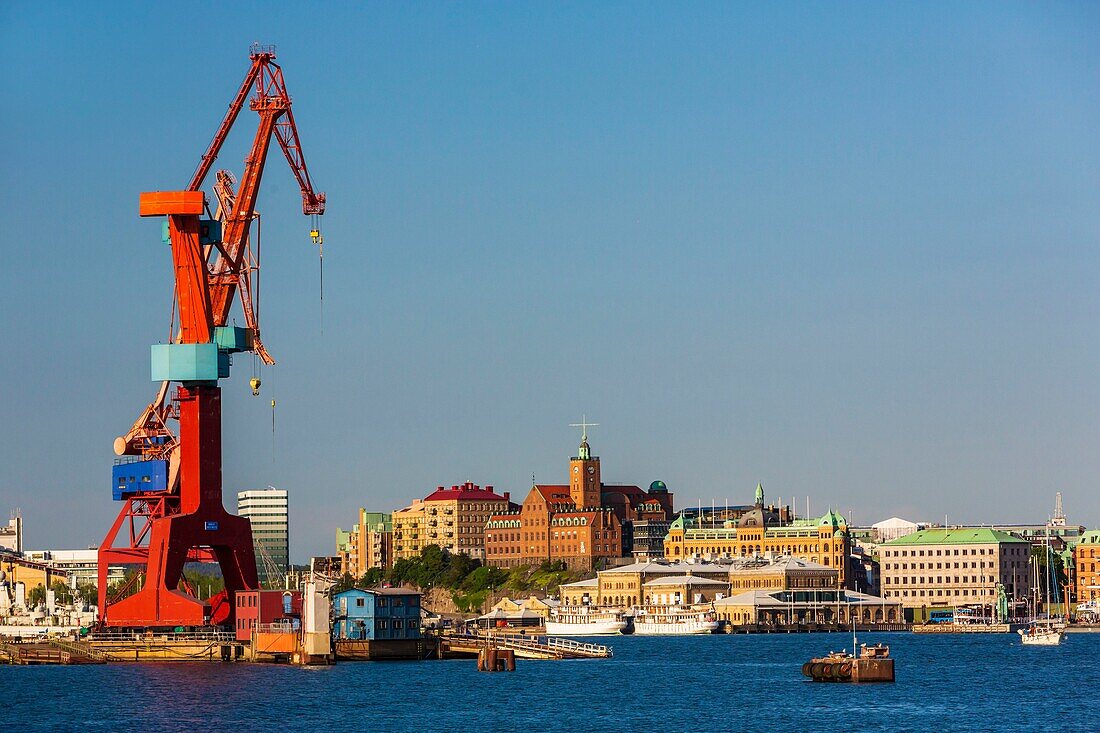 Schweden, Vastra Gotaland, Göteborg (Göteborg), die ehemaligen Werften von Lundbyvassen, Gebäude der Firma ASECO am Packhusplatsen mit Blick auf den Hafen und Kvarnberget und seine Uhr