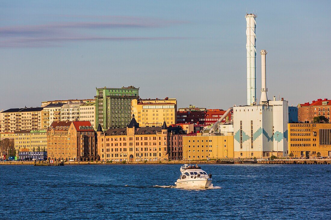 Schweden, Vastra Gotaland, Göteborg (Göteborg), Blick auf das Wärmekraftwerk der Stadt und das Affarshuset Merkur, das älteste erhaltene Haus auf Skeppsbron