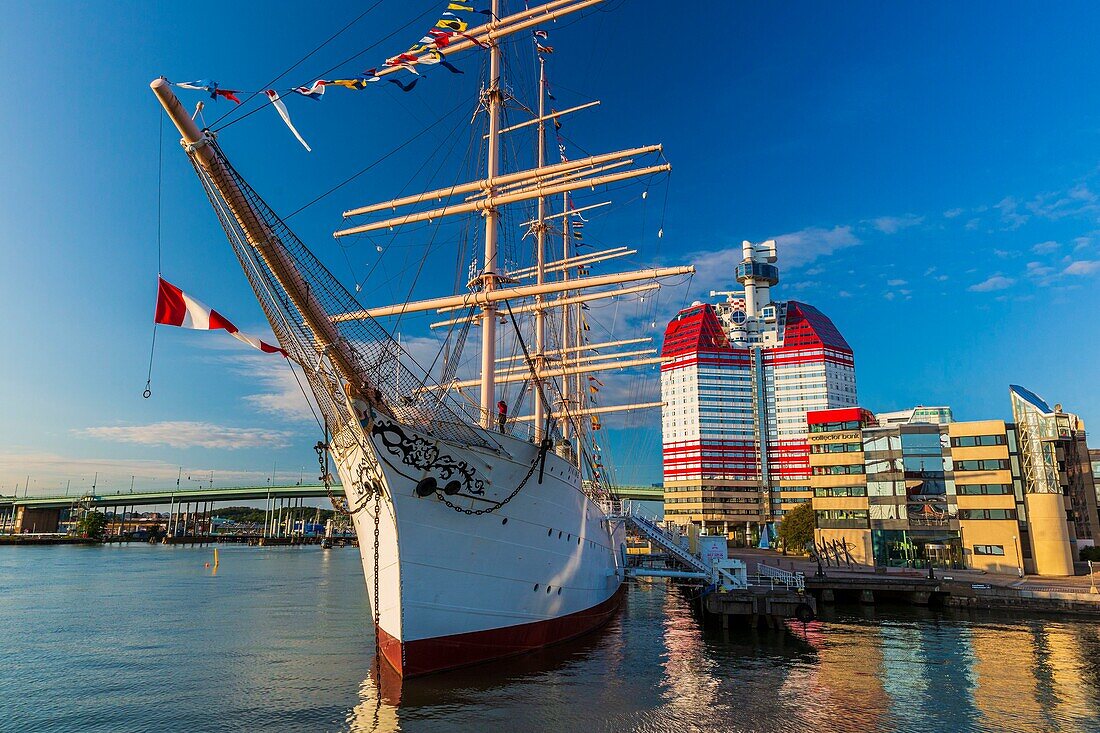 Sweden, Vastra Gotaland, Goteborg (Gothenburg), the skyscraper Gotheborgs-Utkiken and the sailing boat Viking of the floating maritime museum on the Lilla bommens hamm docks