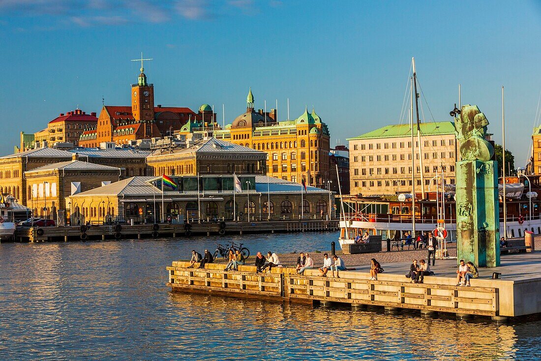 Schweden, Vastra Gotaland, Göteborg (Göteborg), Stenpiren mit Blick auf das Delaware-Denkmal, die Gebäude der Firma ASECO auf dem Packhusplatsen mit Blick auf den Hafen und den Kvarnberget und seine Uhr - Monument pour l'immigration le Delaware Monument ou Delawaremonument