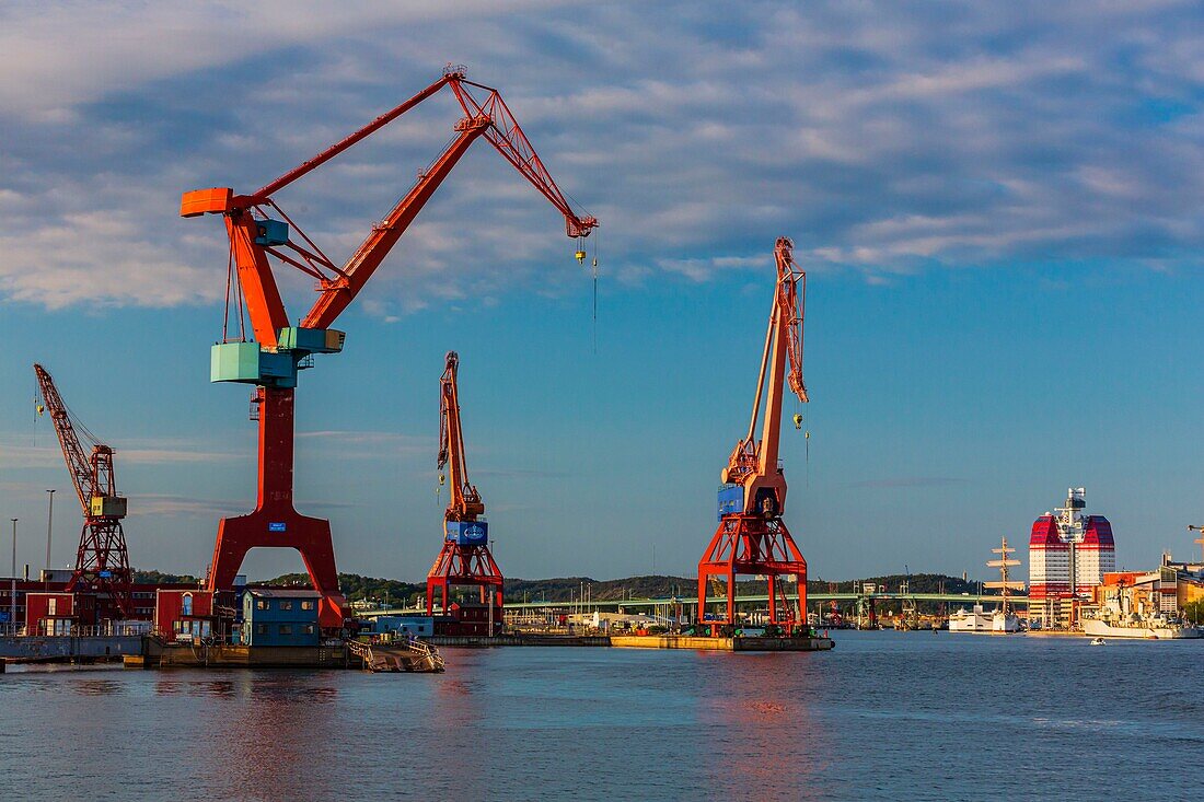 Schweden, Vastra Gotaland, Göteborg (Gothenburg), die ehemaligen Werften von Lundbyvassen mit Blick auf den Wolkenkratzer Gotheborgs-Utkiken