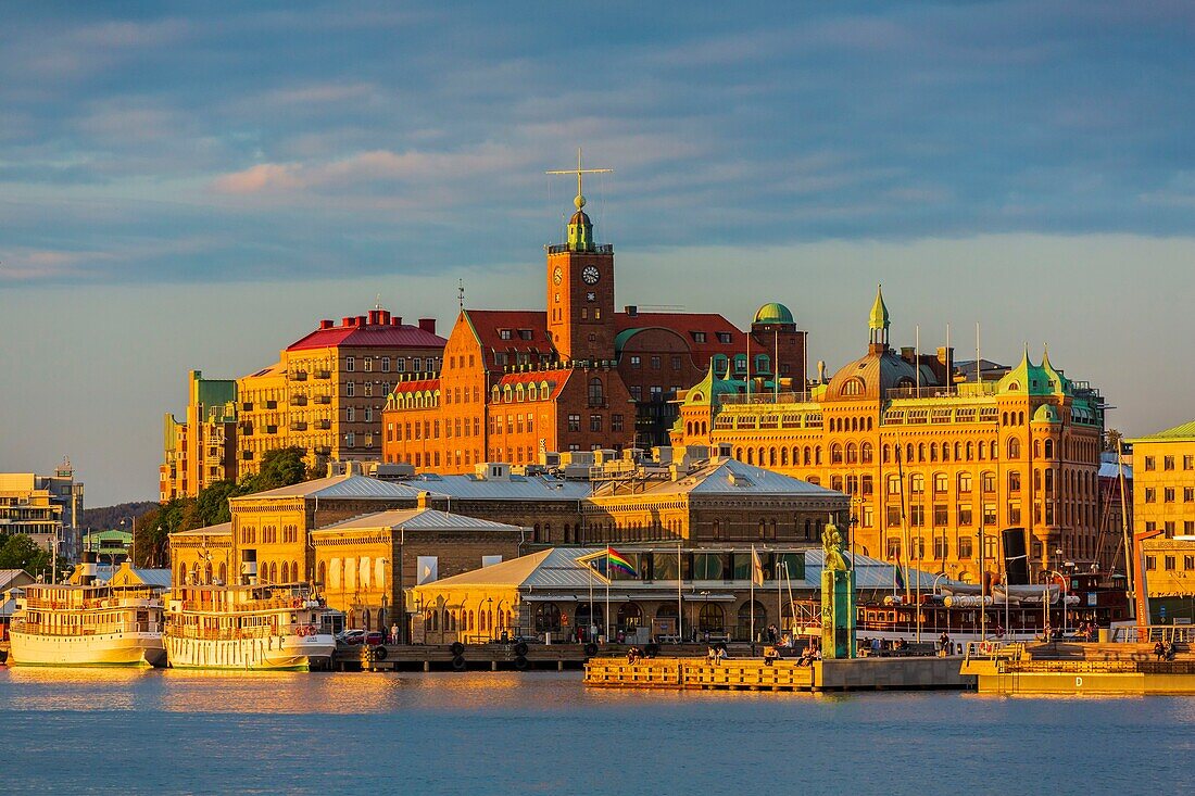 Sweden, Vastra Gotaland, Goteborg (Gothenburg), view of the monument for immigration called the Delaware Monument, the buildings of the company ASECO on Packhusplatsen facing the harbor and Kvarnberget and his clock