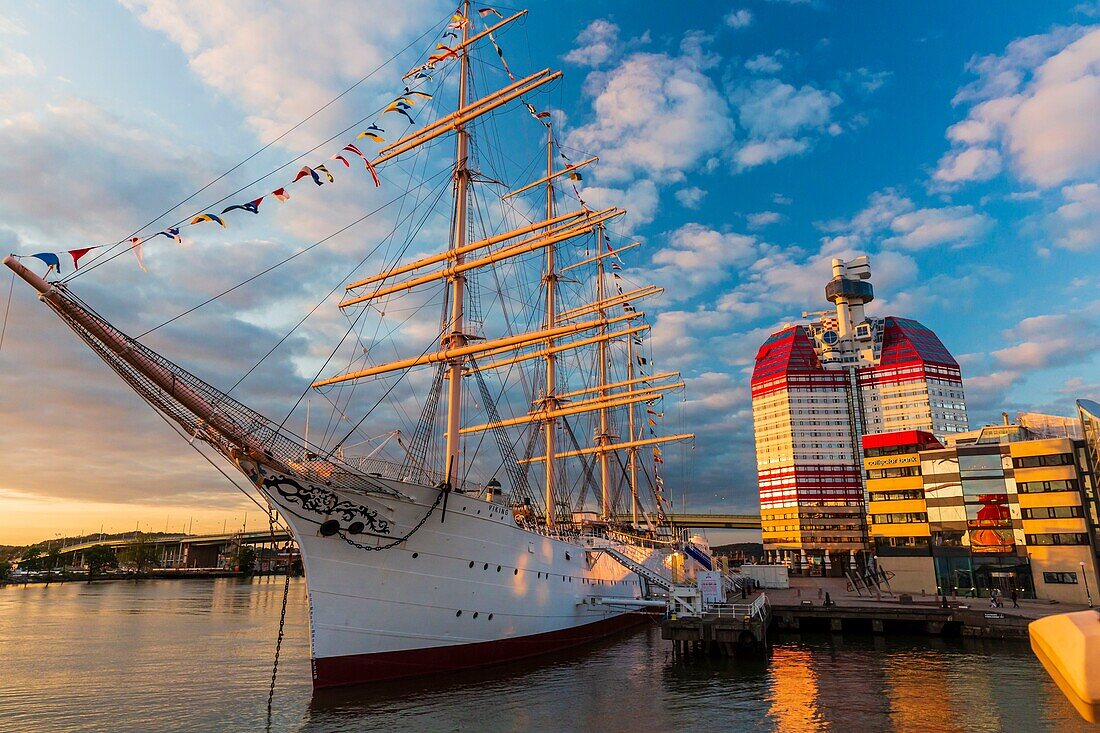 Schweden, Vastra Gotaland, Göteborg (Göteborg), der Wolkenkratzer Gotheborgs-Utkiken und das schwimmende Schifffahrtsmuseum mit dem Segelboot Viking an den Docks von Lilla bommens hamm