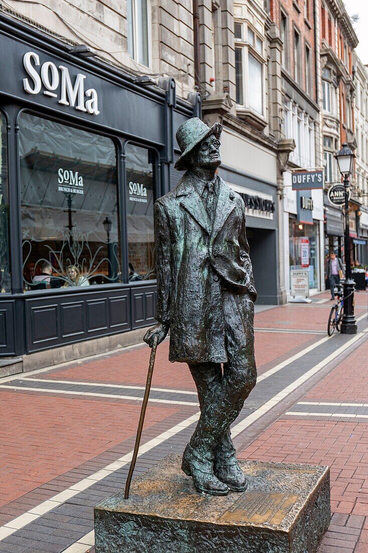 Ireland, Dublin, Earl Street, the statue of the famous writer James Joyce