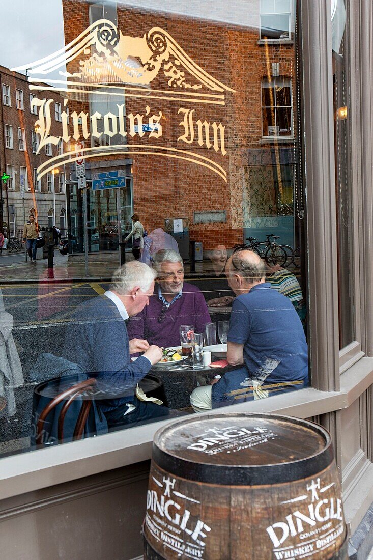 Irland, Dublin, Lepub Kennedy's, Lincoln's Inn, sitzende Männer