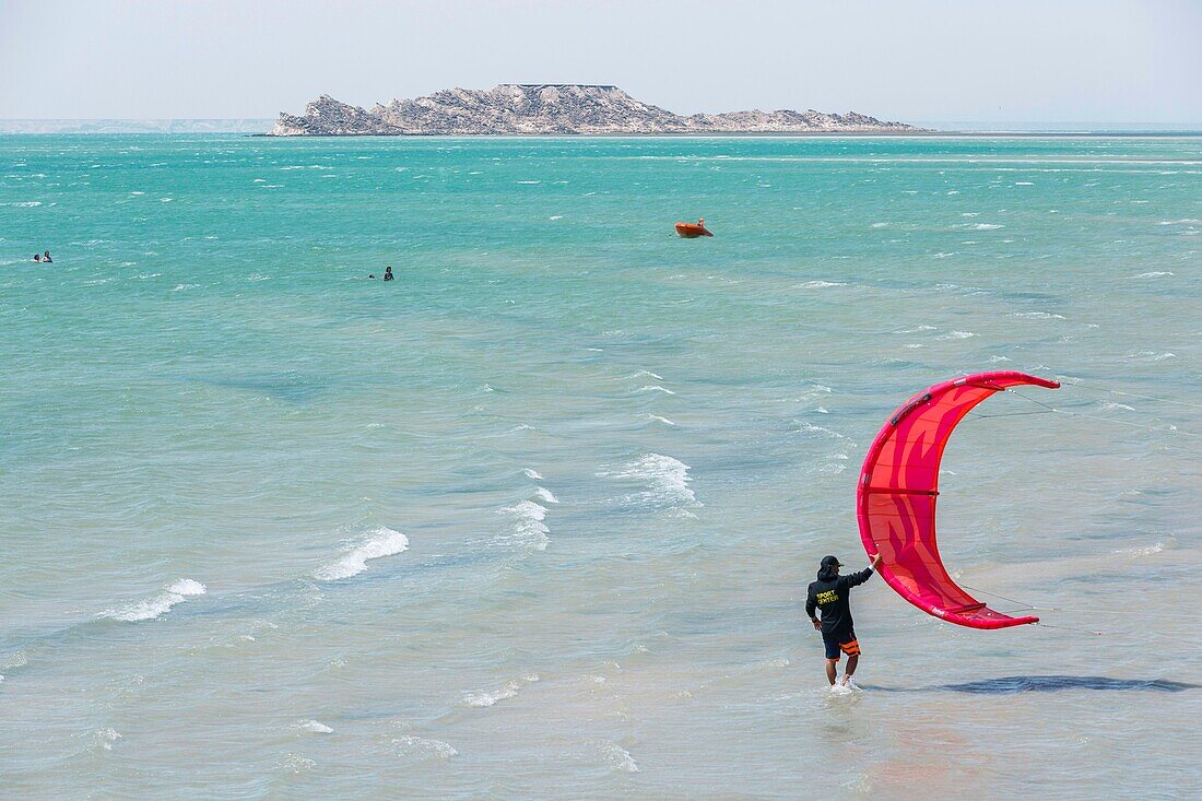 Marocco, Oued Ed-Dahab, Dakhla, view of a nautical spot of kite-surf in a desert