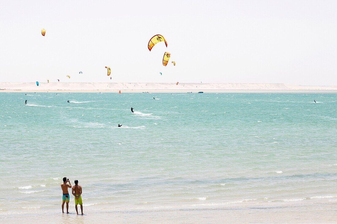 Marokko, Oued Ed-Dahab, Dakhla, Blick auf einen Kite-Surfing-Spot in der Wüste