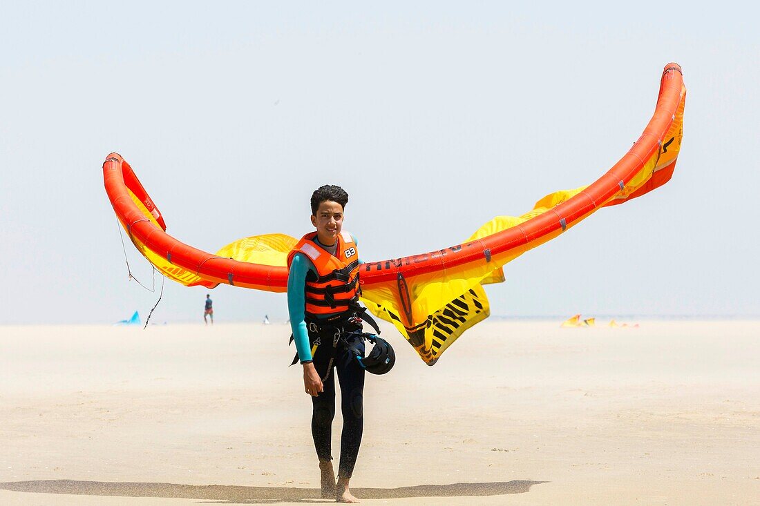 Marokko, Oued Ed-Dahab, Dakhla, Blick auf einen Kite-Surfing-Spot in der Wüste