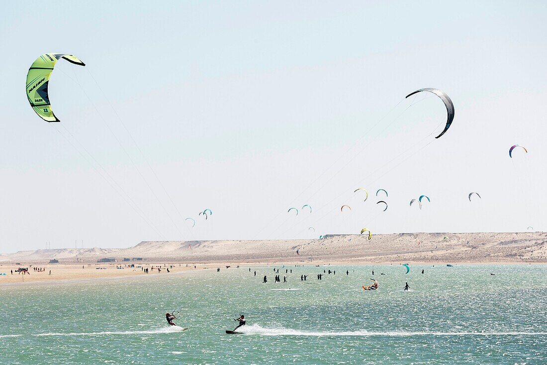 Marocco, Oued Ed-Dahab, Dakhla, view of a nautical spot of kite-surf in a desert