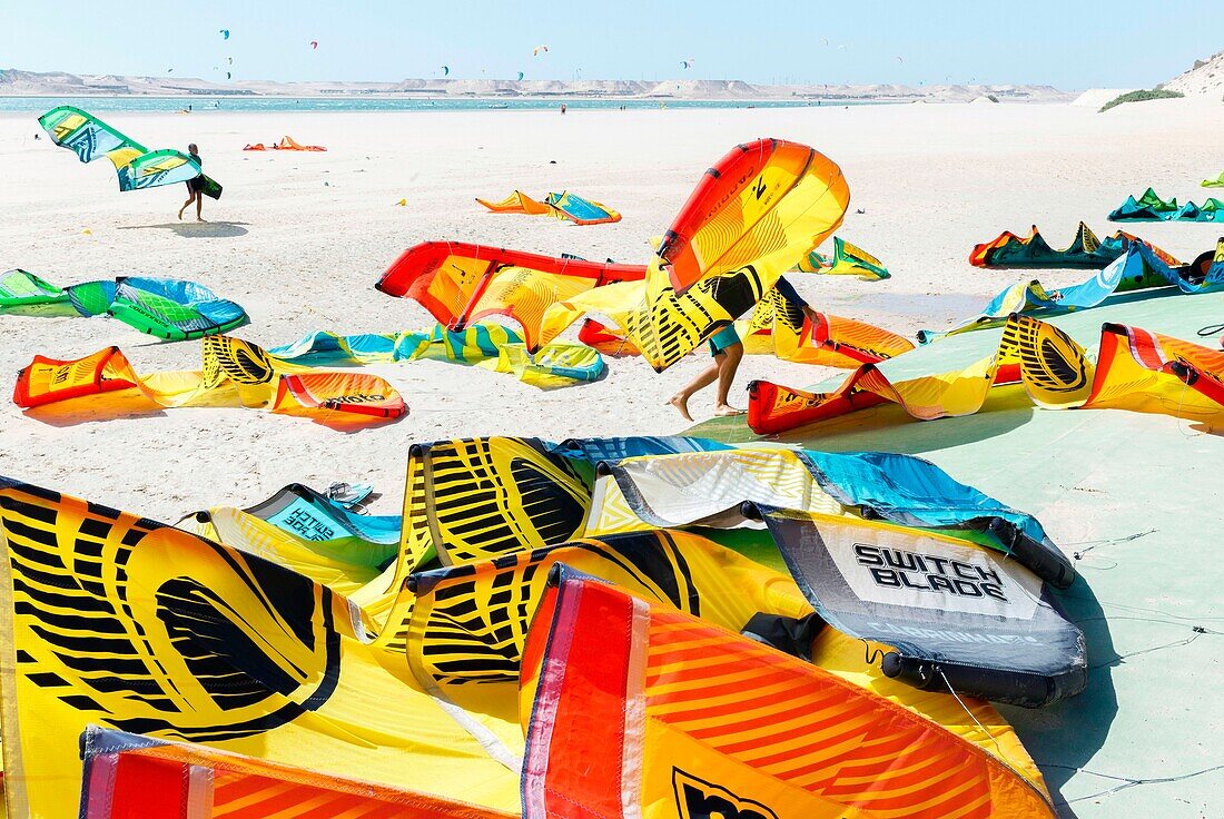 Marokko, Oued Ed-Dahab, Dakhla, Blick auf einen Kite-Surfing-Spot in der Wüste