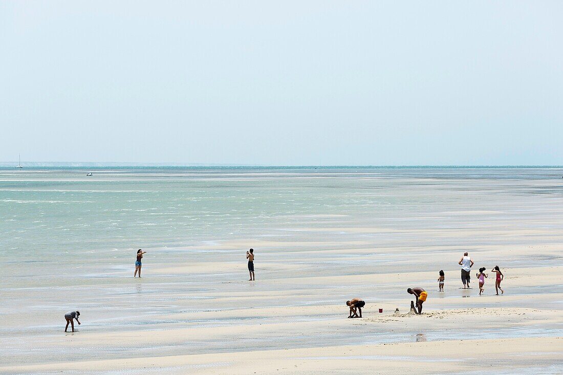 Marocco, Oued Ed-Dahab, Dakhla, group of people on a beach at low tide