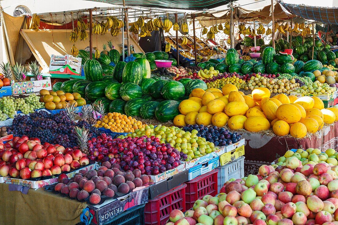 Marokko, Oued Ed-Dahab, Dakhla, Stand eines Marktgärtners auf einem traditionellen marokkanischen Markt