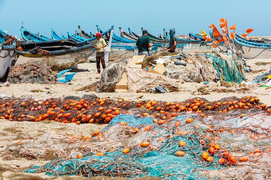 Marokko, Oued Ed-Dahab, Dakhla, Lassarga, Fischer bereiten ihre Fischernetze am Strand vor