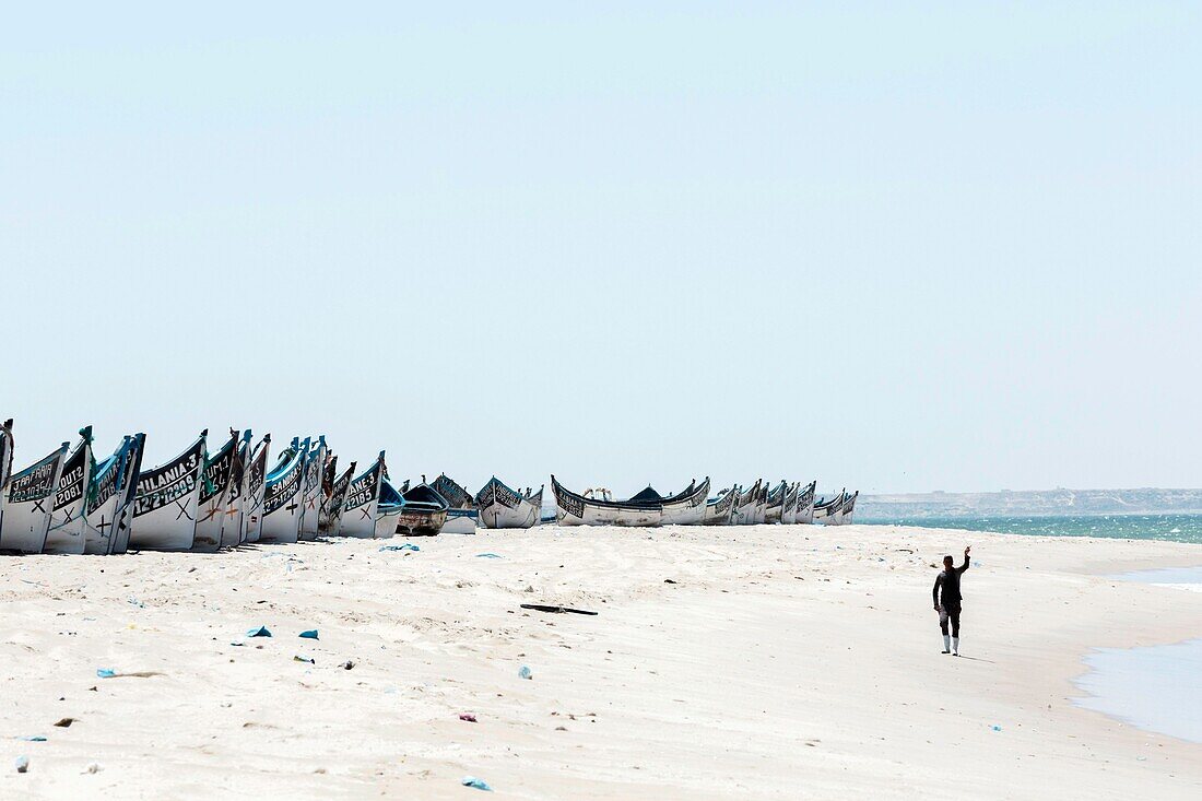 Marokko, Oued Ed-Dahab, Dakhla, Lassarga, Fischerboote am Strand