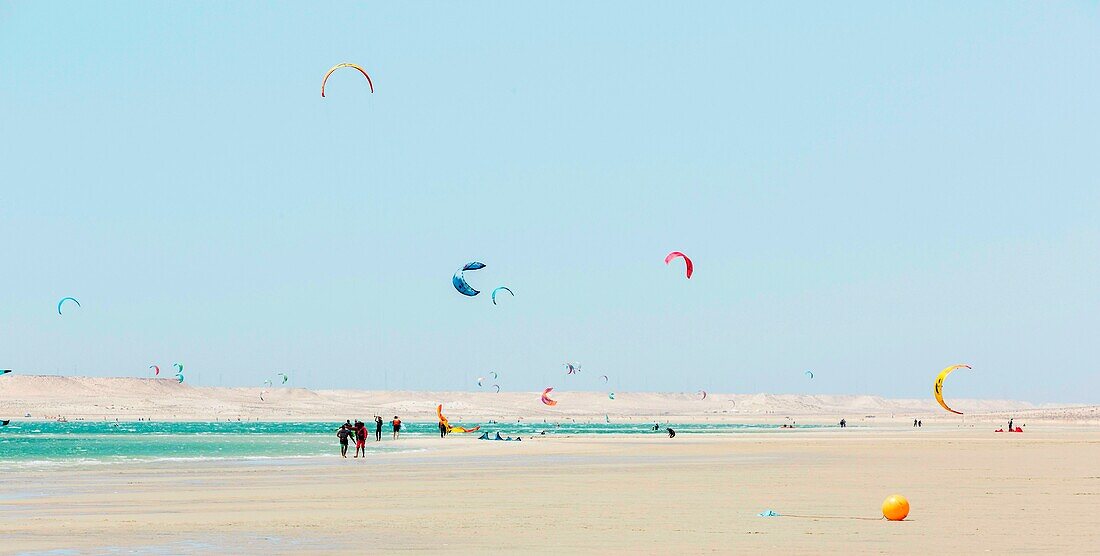 Marocco, Oued Ed-Dahab, Dakhla, view of a nautical spot of kite-surf in a desert