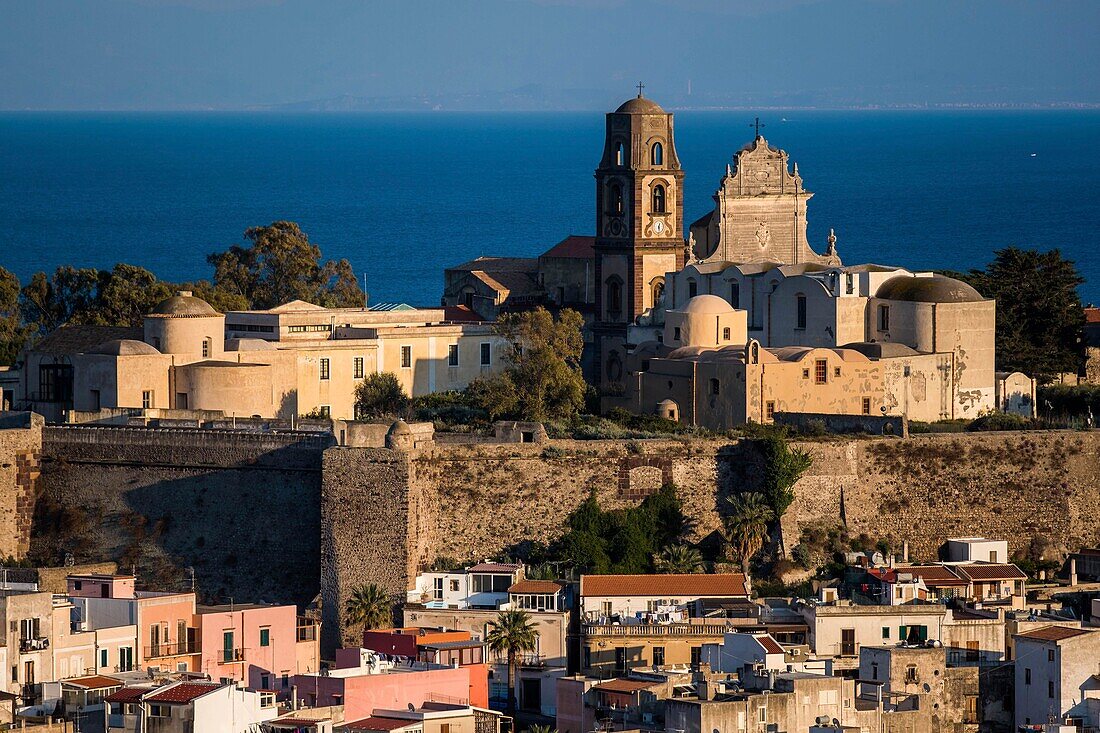 Italien, Sizilien, Äolische Inseln (UNESCO-Welterbe), Lipari, Kathedrale San Bartolomé, aus dem 18. Jahrhundert, auf der Akropolis über dem Dorf, im Herzen der Zitadelle