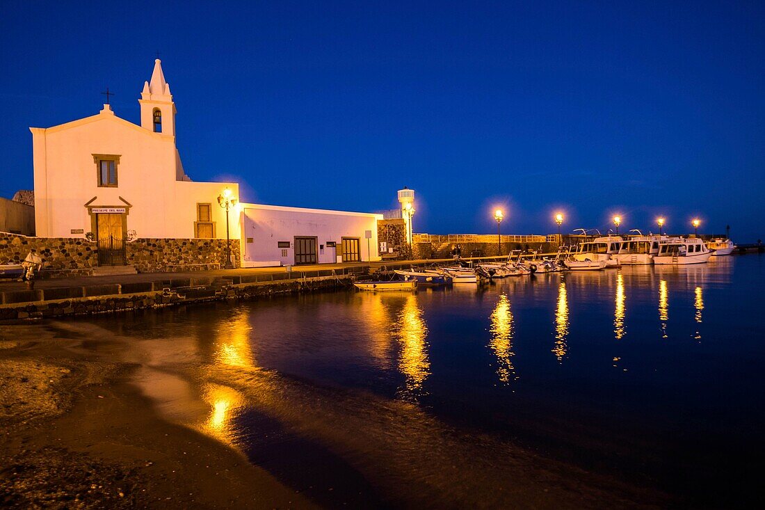 Italien, Sizilien, Äolische Inseln, die zum UNESCO-Welterbe gehören, Lipari, Hafen von Marina Corta, Kirche der Seelen des Fegefeuers