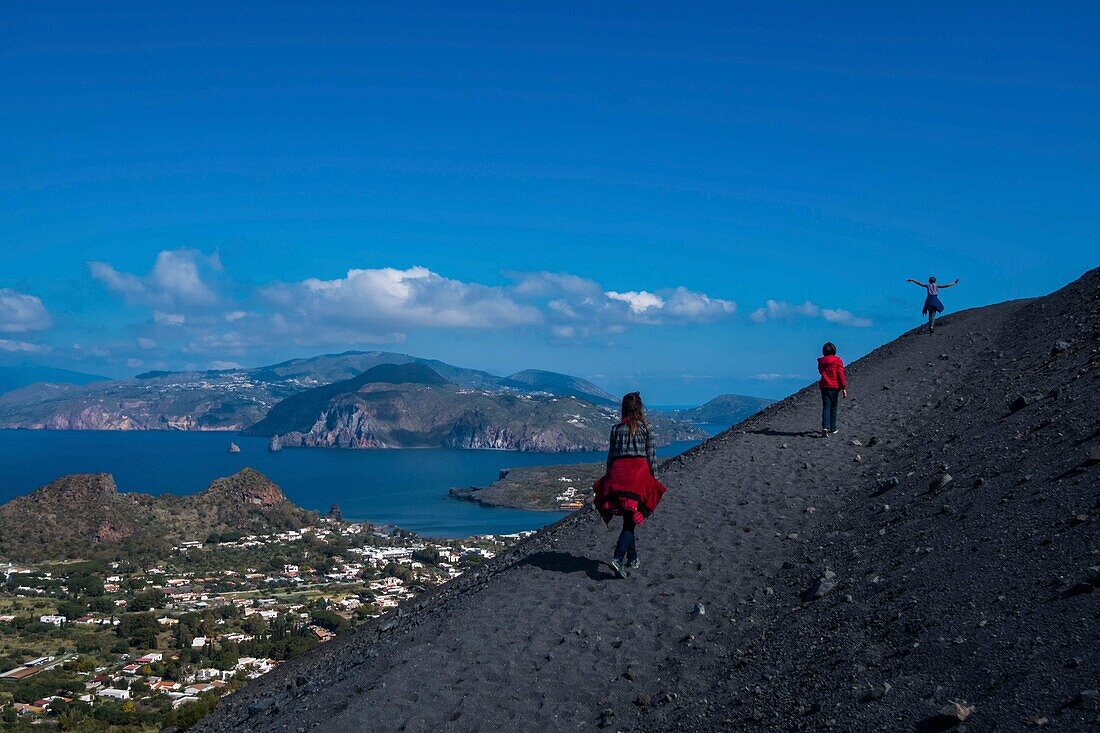 Italien, Sizilien, Äolische Inseln, die zum UNESCO-Welterbe gehören, Vulcano, Aufstieg zum Krater, mit Lipari im Hintergrund