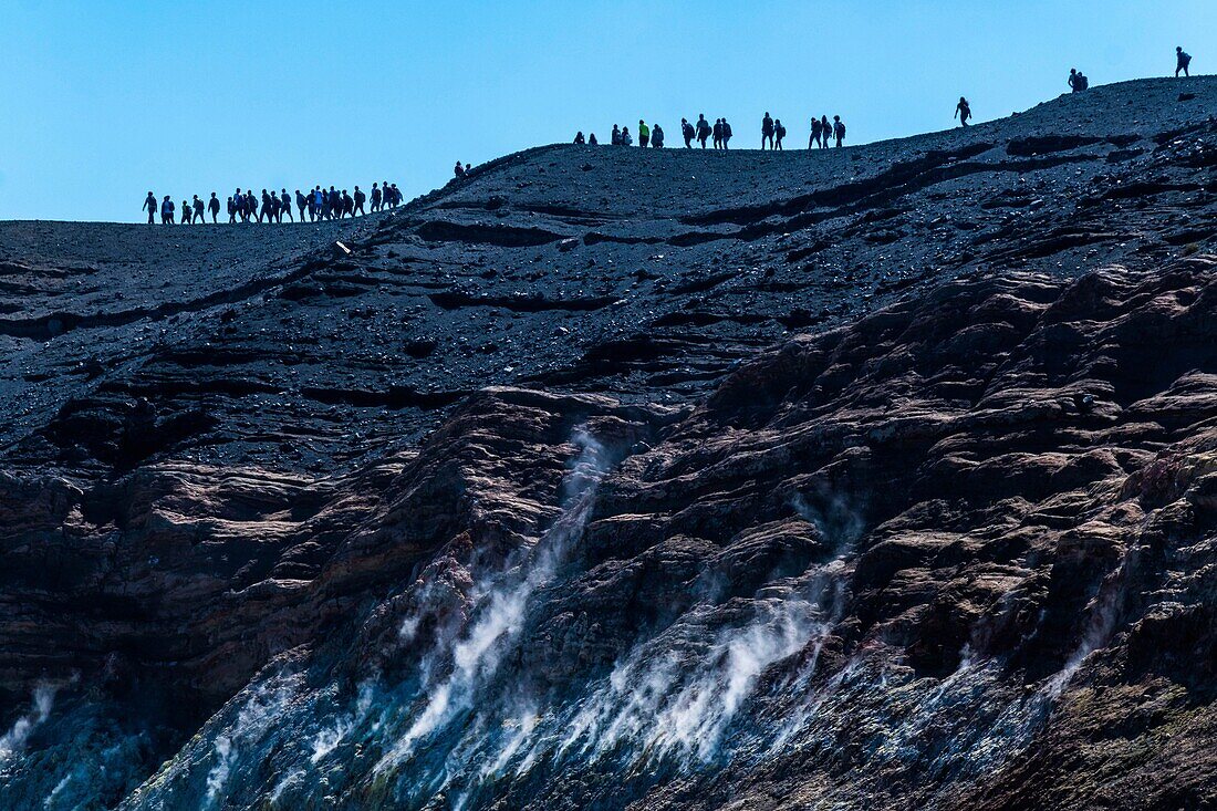 Italien, Sizilien, Äolische Inseln, die zum UNESCO-Welterbe gehören, Vulcano, Wanderung um den zentralen Krater