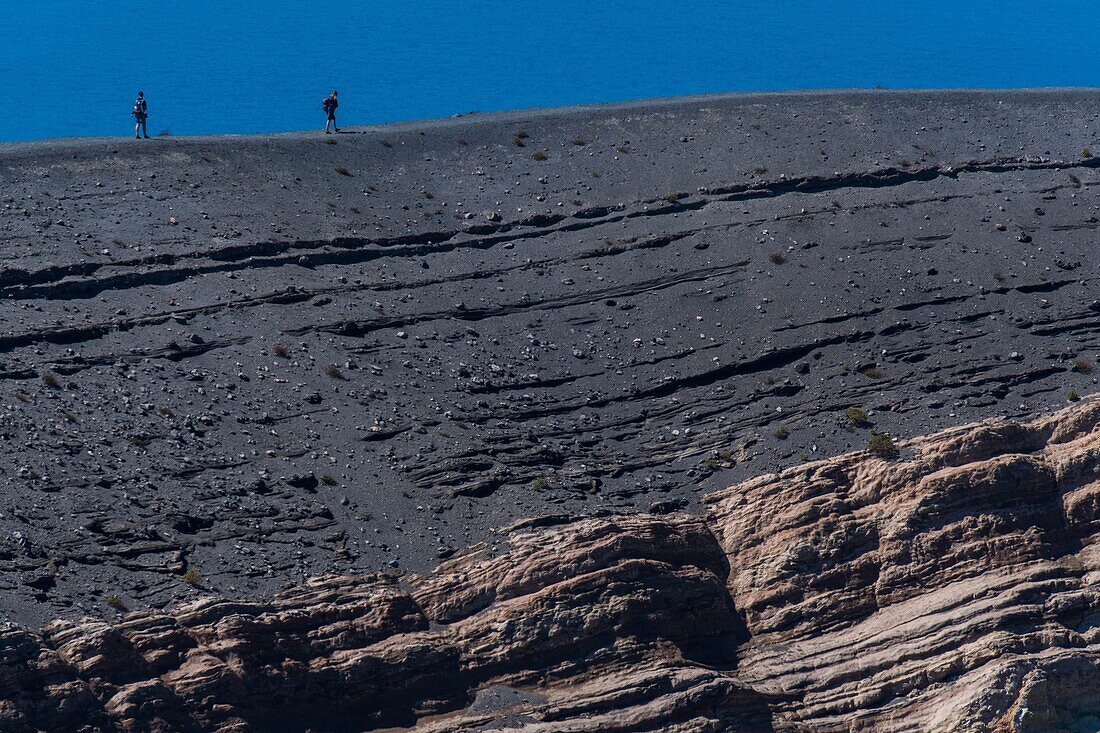 Italien, Sizilien, Äolische Inseln, die zum UNESCO-Welterbe gehören, Vulcano, Wanderung um den zentralen Krater