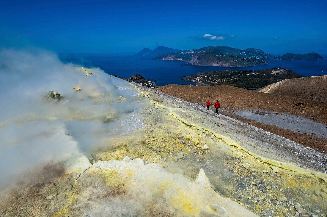 Italien, Sizilien, Äolische Inseln, die zum UNESCO-Welterbe gehören, Vulcano, Wanderung um den zentralen Krater