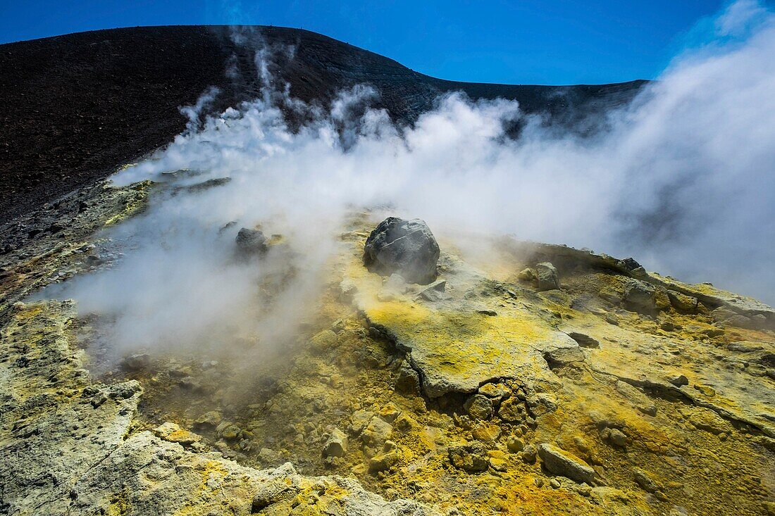 Italien, Sizilien, Äolische Inseln, die zum UNESCO-Welterbe gehören, Vulcano, Wanderung um den zentralen Krater