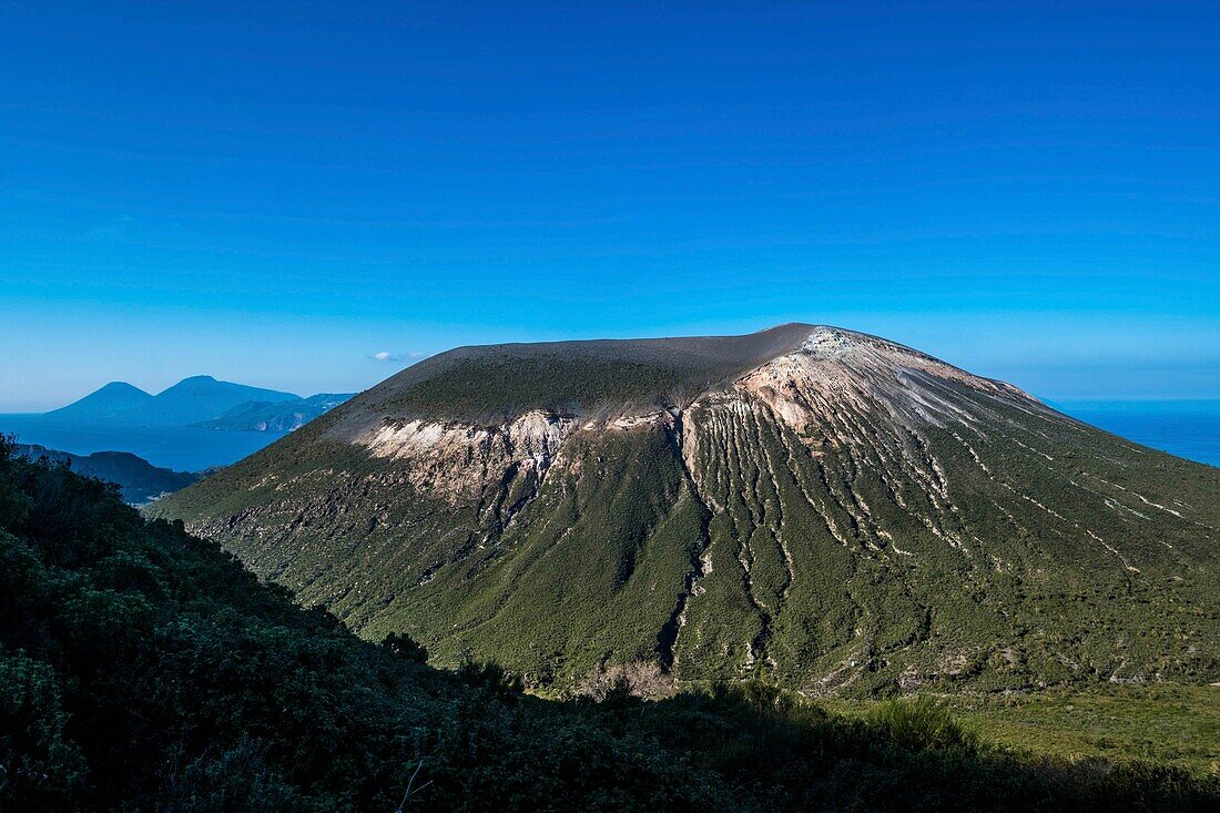 Italien, Sizilien, Äolische Inseln (UNESCO-Welterbe), Vulcano, Rückseite des zentralen Kraters