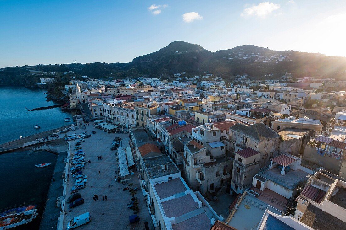 Italien, Sizilien, Äolische Inseln (UNESCO-Welterbe), Lipari, Blick von der Akropolis auf das alte Dorf und Marina Corte