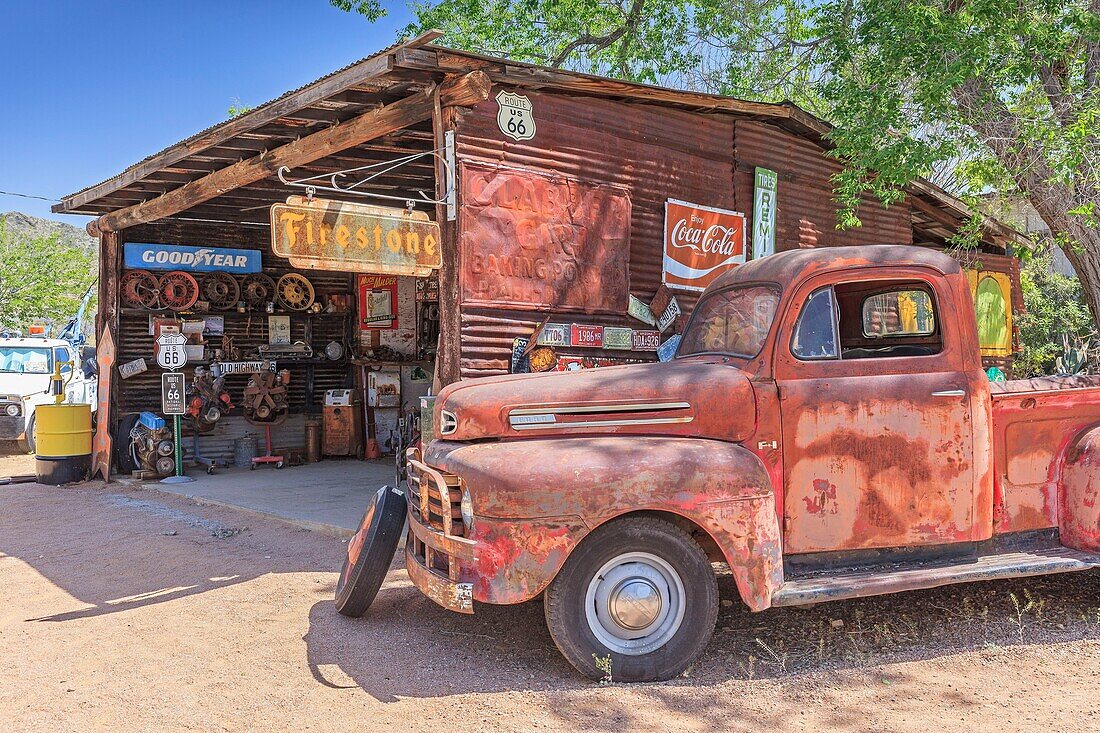 Vereinigte Staaten, Arizona, Route 66, Hackberry, Hackberry General Store und Tankstelle, altes amerikanisches Auto