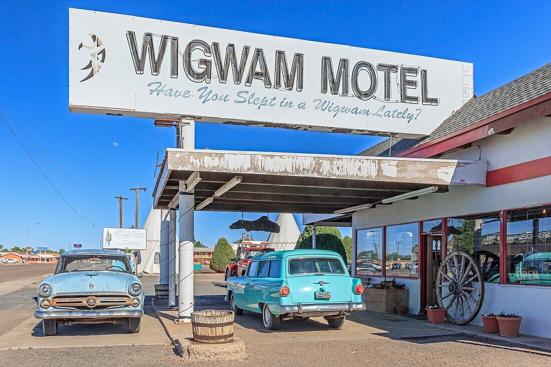 Vereinigte Staaten, Arizona, Route 66, Holbrook, Wigwam Motel, eingetragen im Nationalen Verzeichnis historischer Stätten, mit Sammlerfahrzeugen