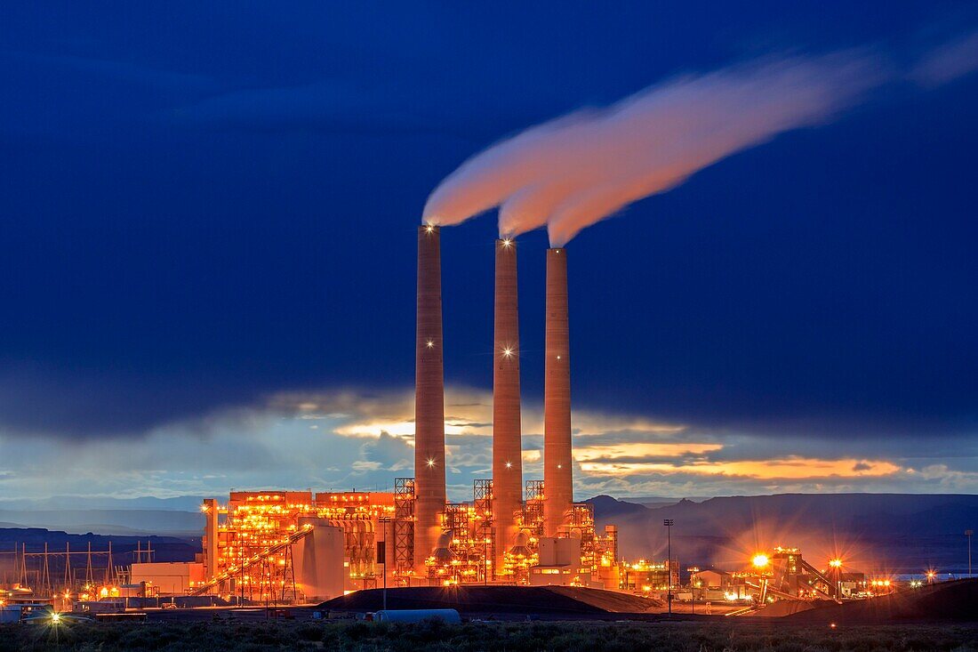 United States, Arizona, Navajo Indian Reservation, steam rises from the three-unit, 2250-megawatt Navajo Generating Station coal-fired powerplant east of Page