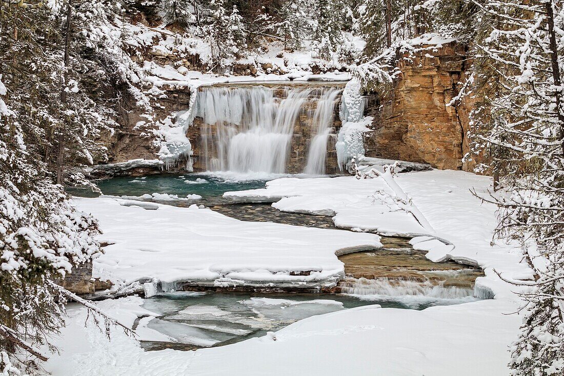 Kanada, Alberta, Kanadische Rocky Mountains, die zum UNESCO-Welterbe gehören, Banff-Nationalpark, Johnston Canyon im Winter