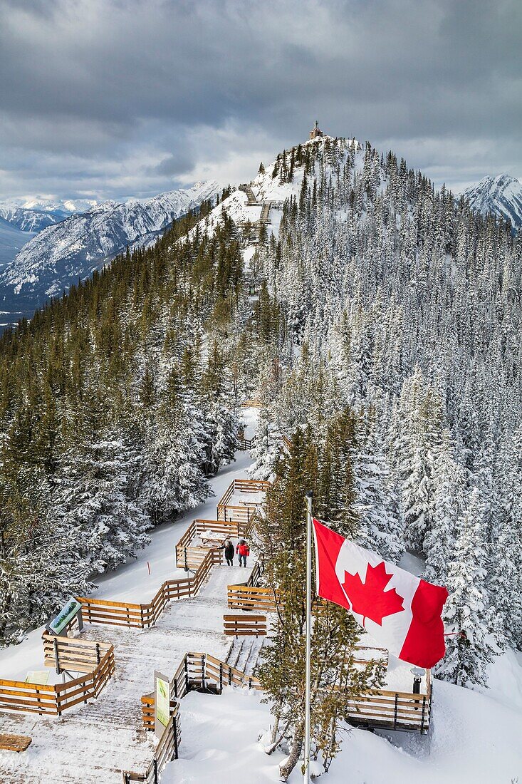 Kanada, Alberta, Kanadische Rocky Mountains, die zum UNESCO-Welterbe gehören, Banff National Park, Sanson's Peak vom Sulphur Mountain im Winter