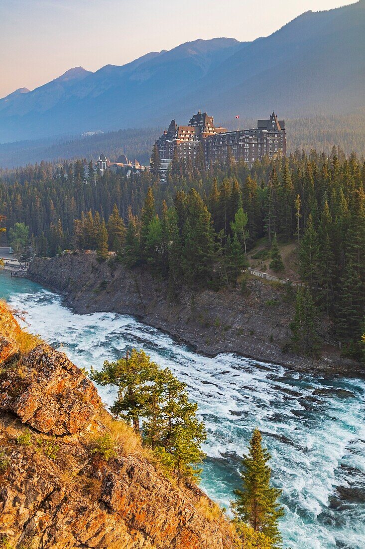 Kanada, Alberta, Kanadische Rocky Mountains, die zum UNESCO-Weltnaturerbe gehören, Banff National Park, das Banff Springs Hotel, der Bow River mit den Bow Falls